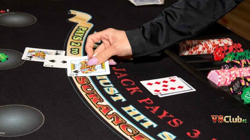 Mặt lợi và hại khi làm người chia bài trong casino Mặt lợi và hại khi làm người chia bài trong casino